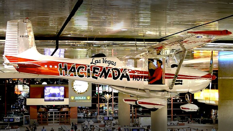 Rekordowa Cessna 172, eksponowana w hali lotniska w Las Vegas 