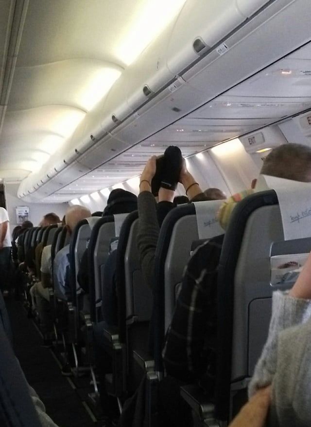 Pasażerka położyła nogi na zagłówku sąsiedniego fotela 