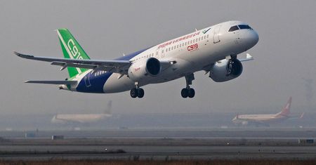 Chińczycy chcą konkurować z Airbusem i Boeingiem. Właśnie testują swoje maszyny