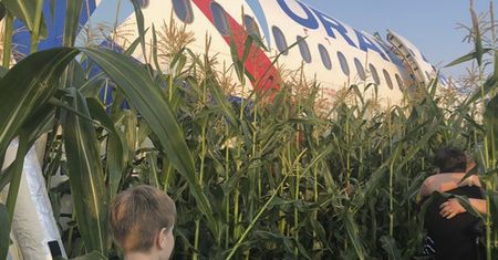 Samolot airbus zarył w pole kukurydzy. Rosja odznaczy pilotów