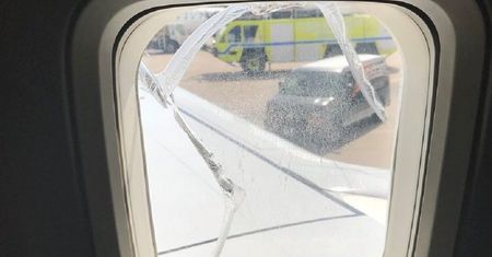 Szyba pękła w trakcie lotu. Samolot musiał zawracać