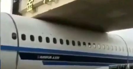 Chiny. Samolot utknął pod mostem [WIDEO]
