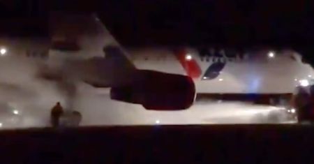 Rosja. Samolot zapalił się podczas lądowania. Boeing był pełny ludzi