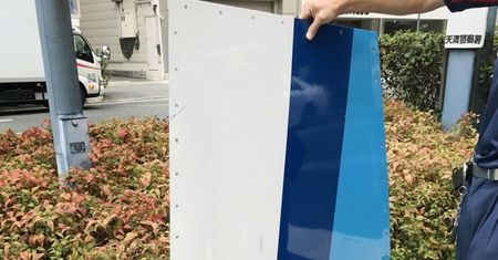 Samolot stracił część skrzydła. Element spadł na jadące autostradą auto