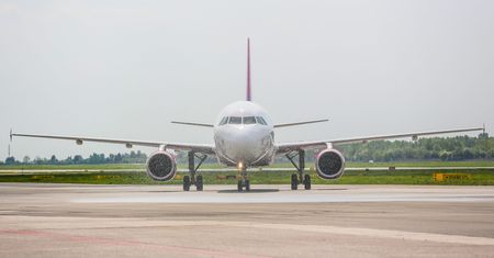 Gdańsk: Chciał otworzyć drzwi samolotu podczas lądowania. Był pijany
