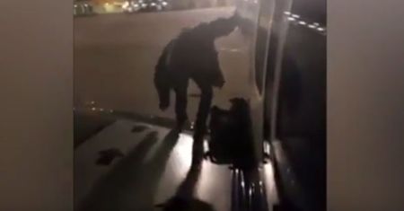 Polak wyszedł na skrzydło samolotu Ryanair. Nie chciał czekać