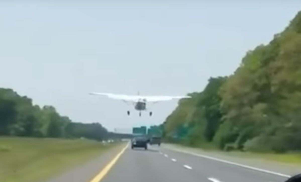 Samolot ląduje na autostradzie. To nie sceny z filmu