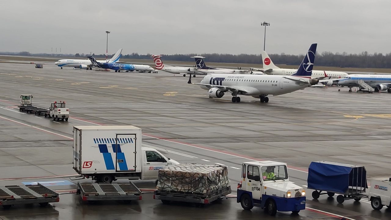 Samolot relacji Warszawa-Moskwa zawrócił na lotnisko Chopina. Na pokładzie 63 pasażerów
