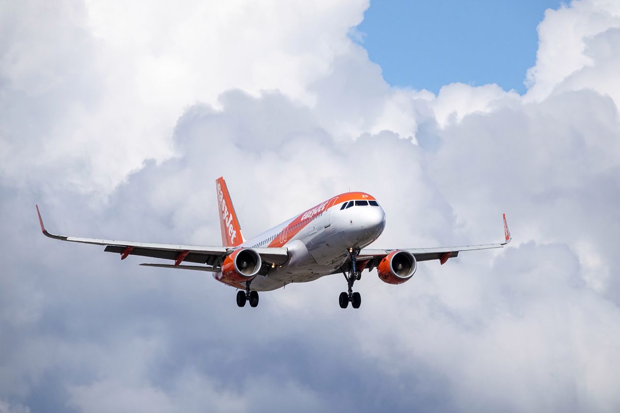 Boeing 737. Awaryjne lądowanie w Porto. Pilot "w cywilu" bohaterem