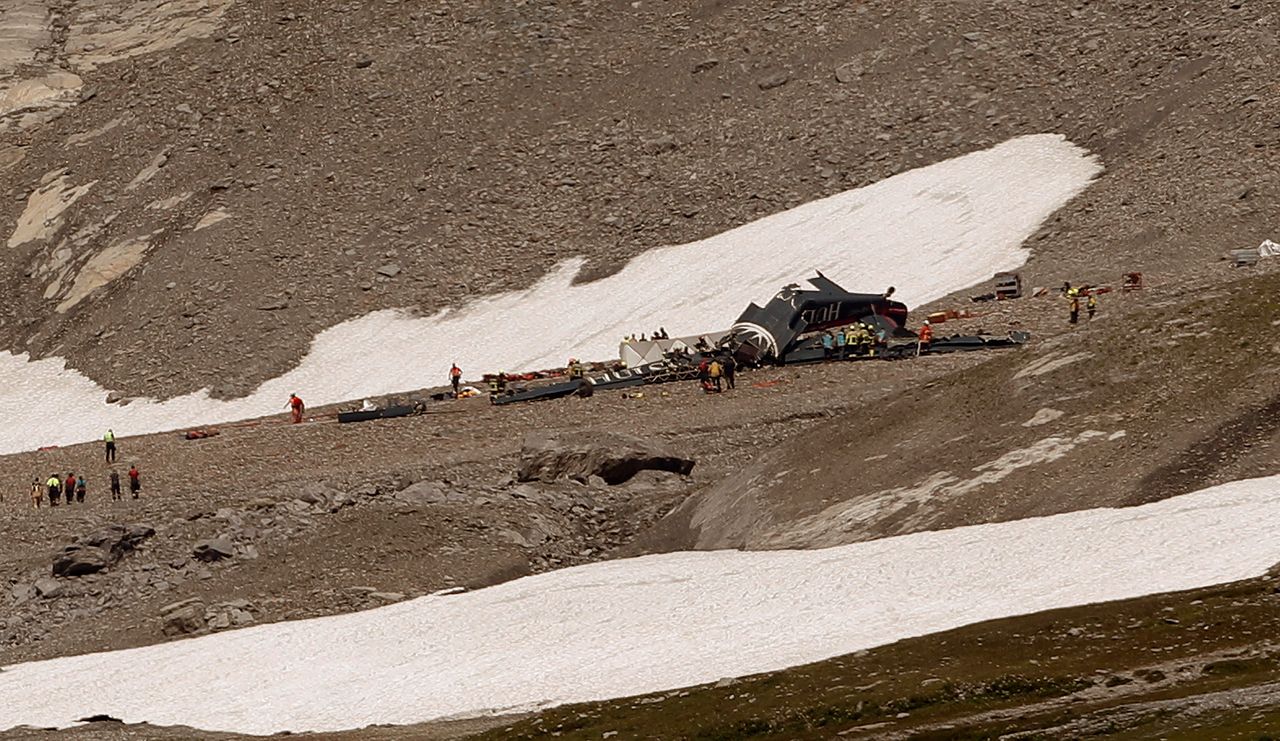 Katastrofa lotnicza w Szwajcarii. Świadek: "samolot spadł na ziemię niczym głaz"