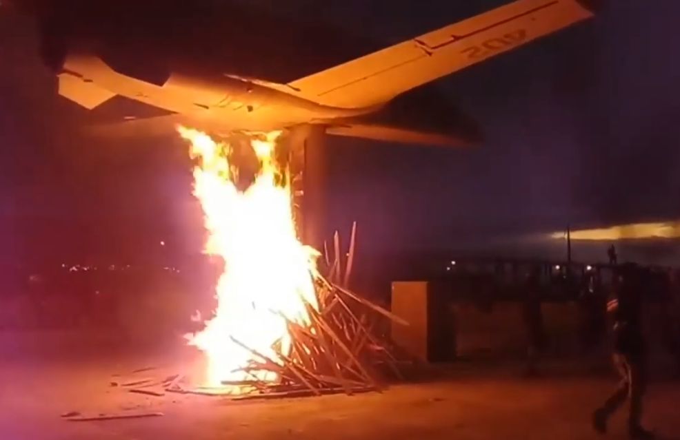 Chile. Protestujący spalili samolot należący do wojska. Rozpalili pod nim stos [WIDEO]