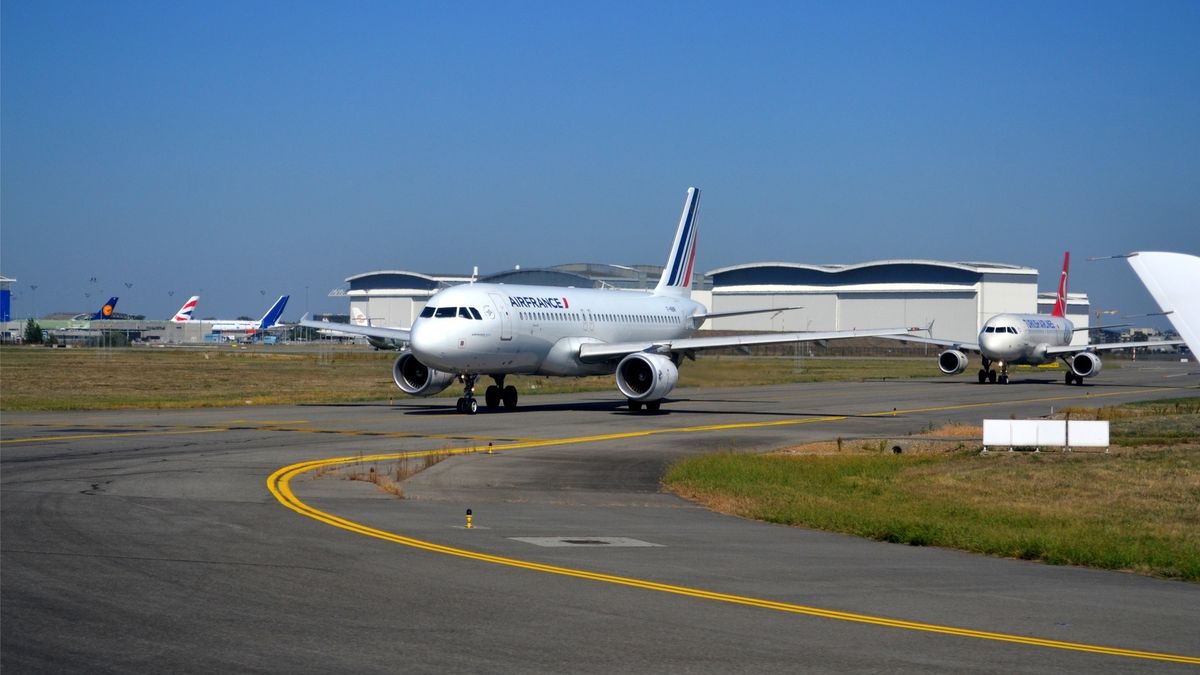 Do każdego biletu na samolot startujący z Francji będzie doliczona nowa opłata.