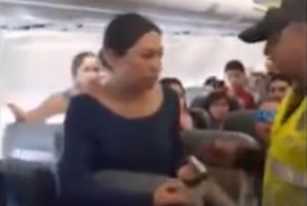 Kapitan chciał wyrzucić z samolotu kobietę z dziećmi. Wzruszająca reakcja pasażerów