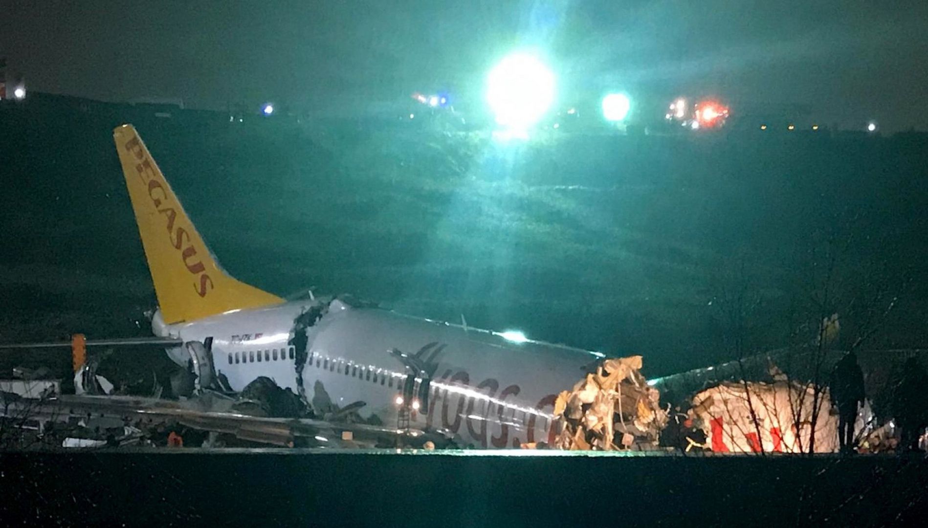 Katastrofa samolotu w Turcji. Boeing 737 złamał się w pół. Pokazali nowe nagranie