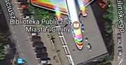 Lądowanie na Bibliotece? "Tęczowy samolot" nad Piasecznem robi furorę