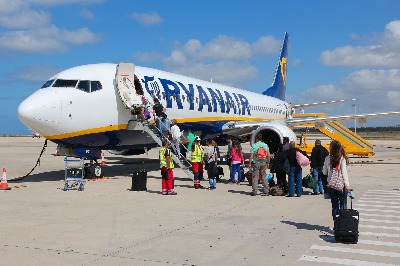 Wyrzucili 9 pasażerów z samolotu Ryanaira. Za jeden okrzyk