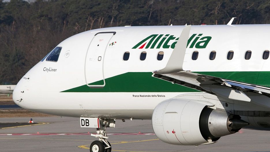 Samolot pasażerskiw barwach linii Alitalia.