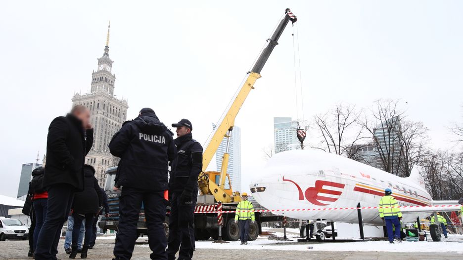 Rozbiórka samolotu w centrum Warszawy