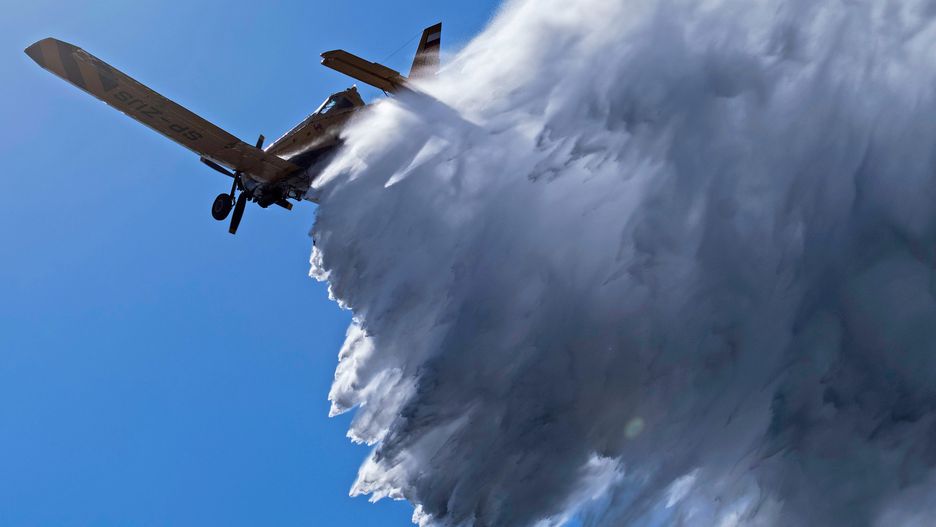Pięć zrzutów wody z samolotów gaśniczych pomogło w walce z pożarem lasu pod Warszawą
