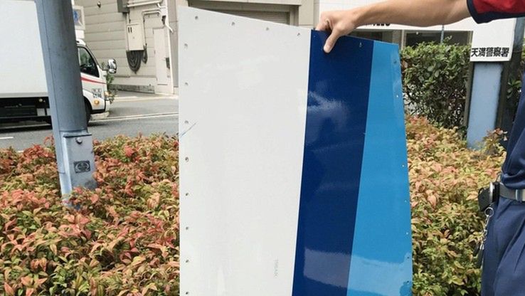 Ten fragment Boeinga spadł na jadące autostradą auto