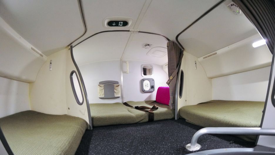 Drzwi do tajemnych pokoi są zazwyczaj otwierane przy użyciu kodu dostępu i prowadzą do nich małe, spiralne schodki albo specjalna zapadnia