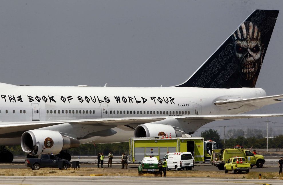 Samolot Iron Maiden miał wypadek. Dwie osoby ranne