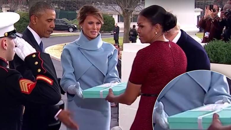Melania Trump wręcza prezent Obamom