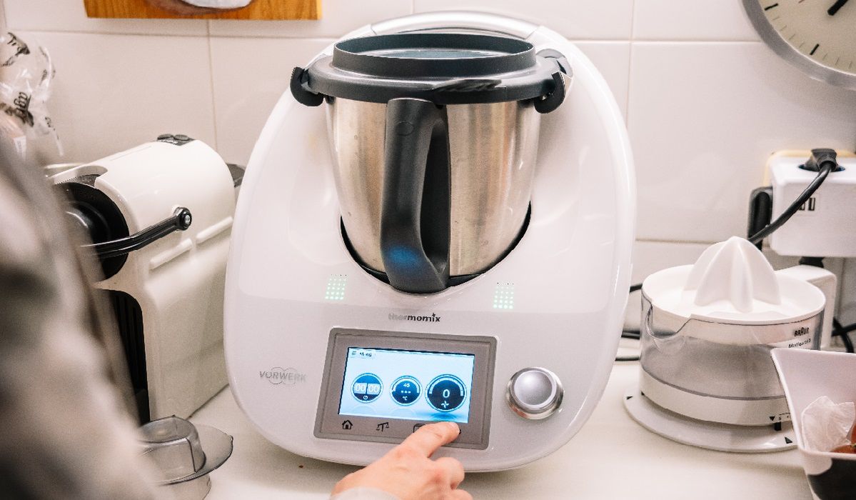 Wrzuciła do Thermomixa, zalała wodą i dodała jeden składnik. To genialny sposób na pozbycie się pestycydów