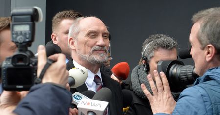 PO po raz kolejny chce odwołać Macierewicza. Podpisy zebrane