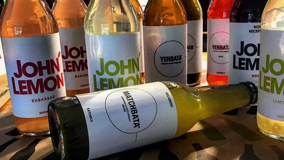 Jesienią zniknie nazwa John Lemon z popularnych napojów polskiego producenta. 