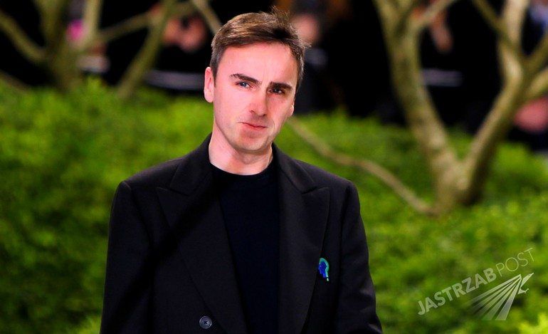 (130121) -- PARIS, Jan. 21, 2012 () -- Belgian designer Raf Simons acknowledges the audience at the end of the Haute Couture Spring-Summer 2013 collection show for French fashion house Christian Dior in Paris, France, Jan. 21, 2013.  (/Gao Jing)
