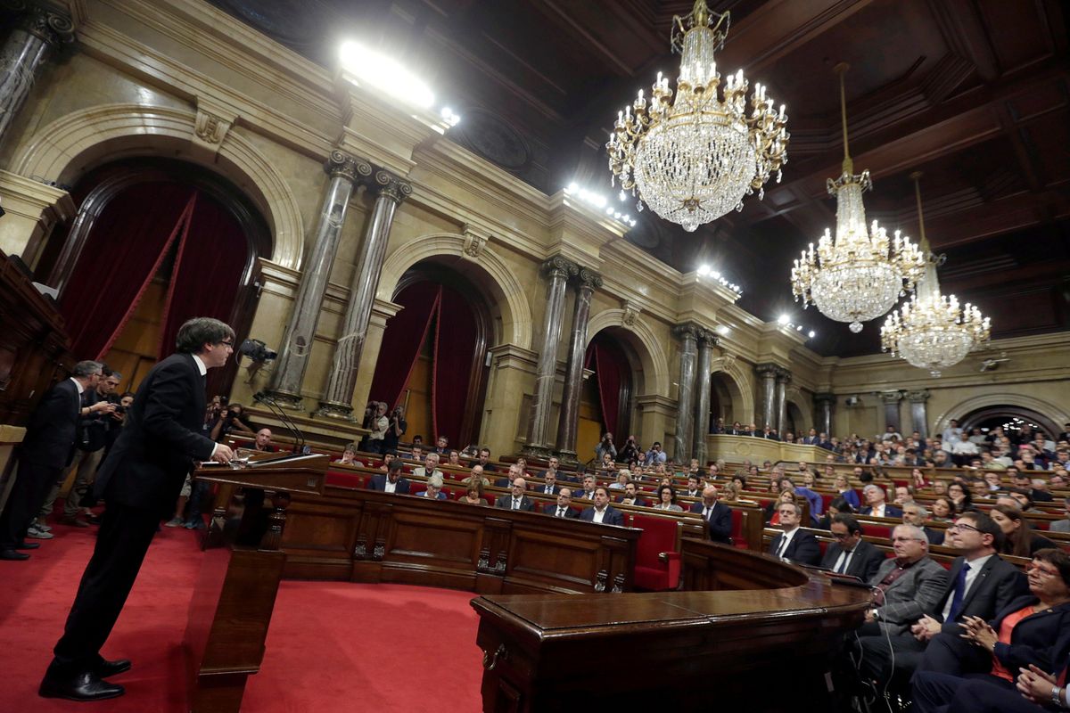 Katalonia zawiesza niepodległość. Premier chce rozmawiać z władzami Hiszpanii