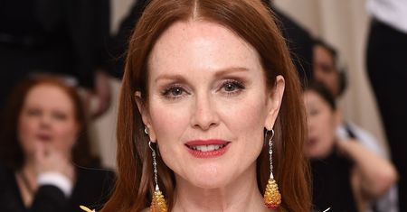 Julianne Moore w pierzastej sukience