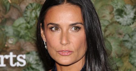 Demi Moore w pochlapanym farbą kombinezonie. Pomaga córce przy remoncie