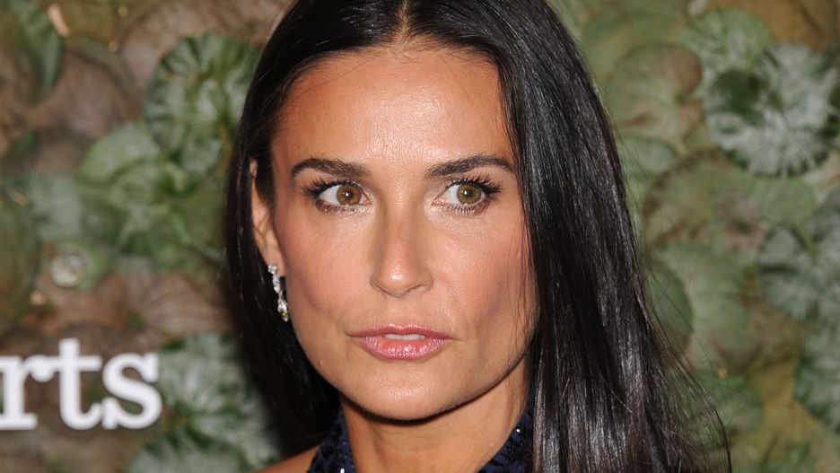 Demi Moore w pochlapanym farbą kombinezonie. Pomaga córce przy remoncie