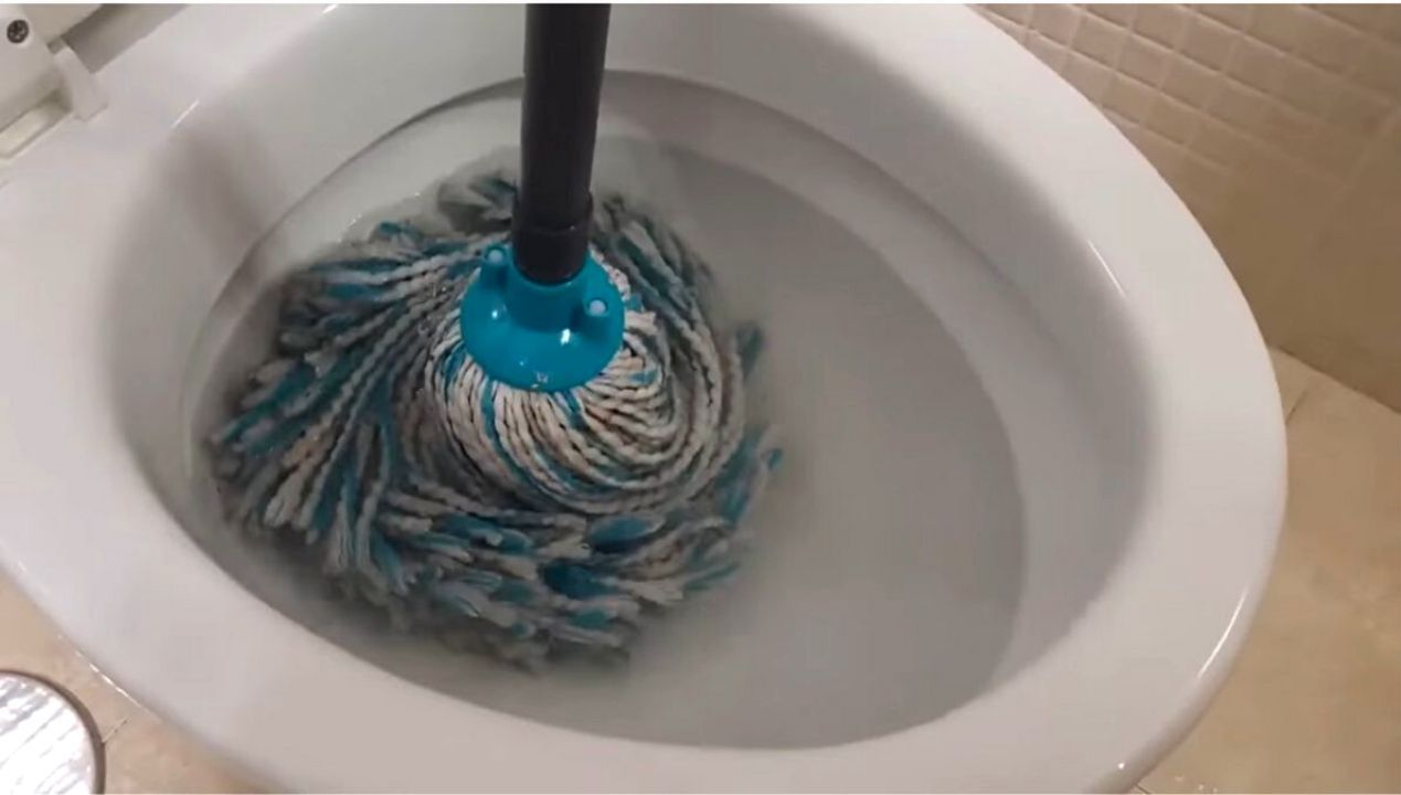 Jak odetkać toaletę mopem? fot. youtube