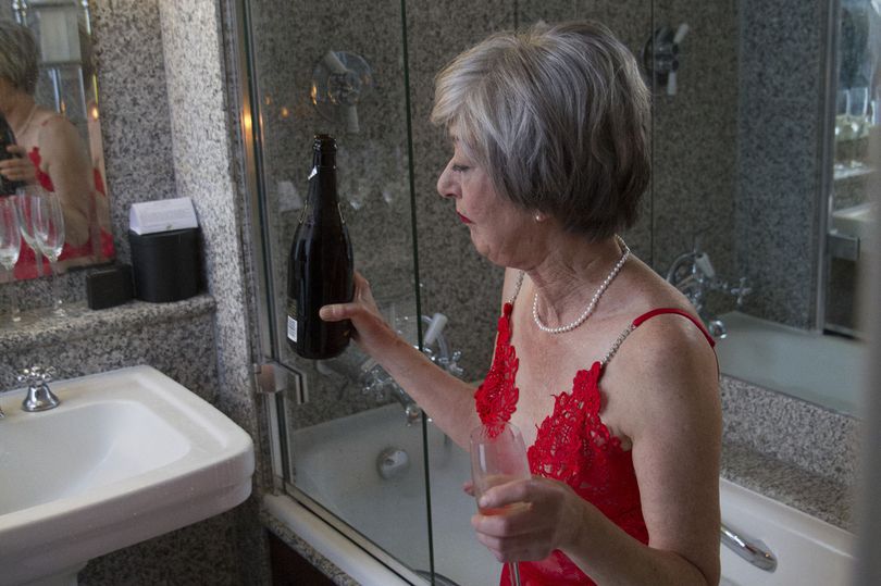 Premier "Theresa May" pije szampana po ogłoszeniu wyników