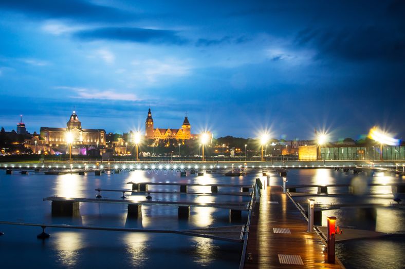 North East Marina Szczecin położona jest na wysokości wizytówki Szczecina - Wałów Chrobrego 