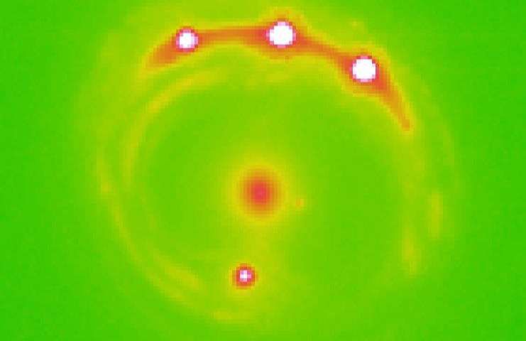 Szacuje się, że w środkowej galaktyce eliptycznej na tym zdjęciu są tryliony planet. 