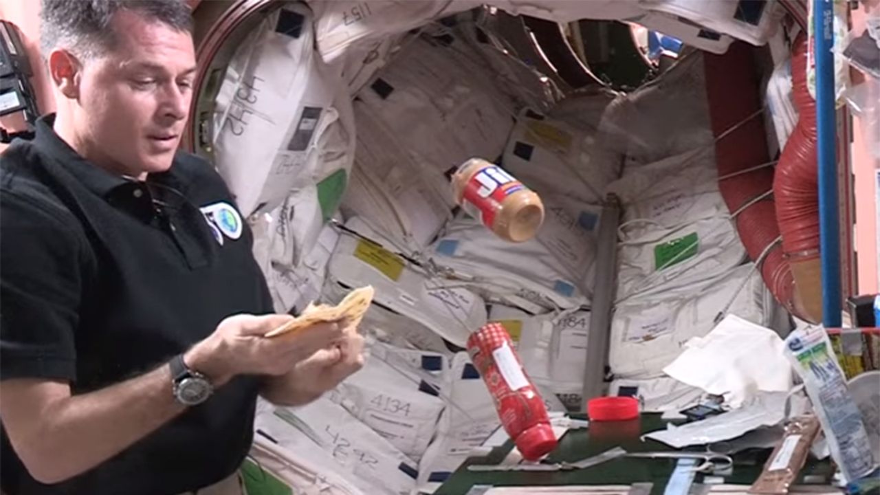 Jak zrobić sobie kanapkę w kosmosie? To wideo wszystko wyjaśnia!
