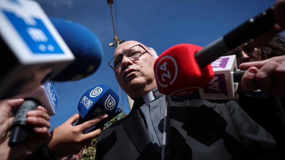 Sekretarz Konferencji Episkopatu Chile biskup Luis Fernando Ramos tuż przed popisaniem dokumentu z chilijskim prokuratorem krajowym