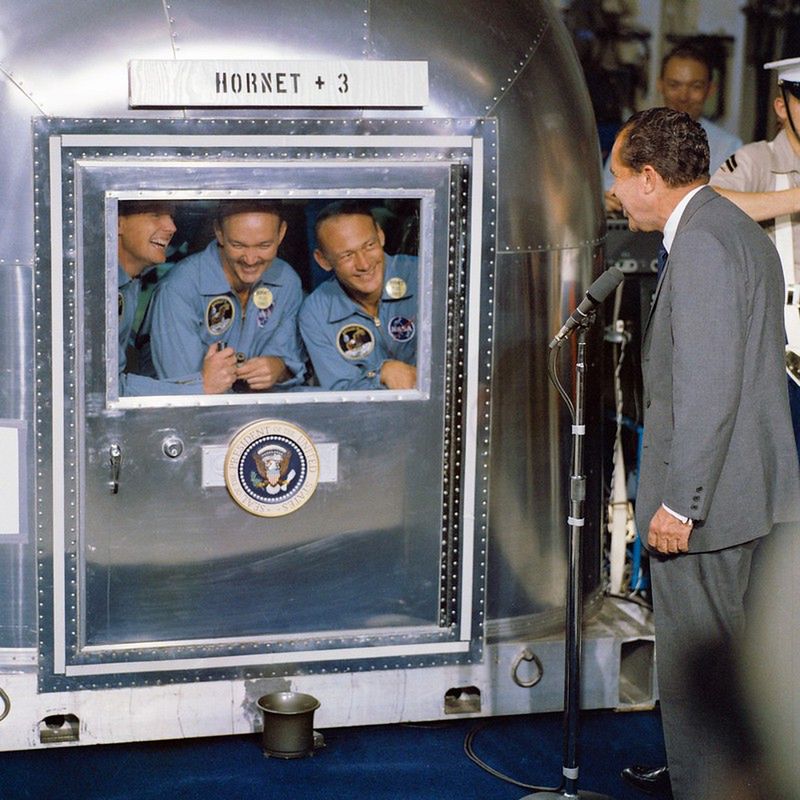 Prezydent Richard Nixon odwiedza załogę Apollo 11 przechodzącą kwarantannę 