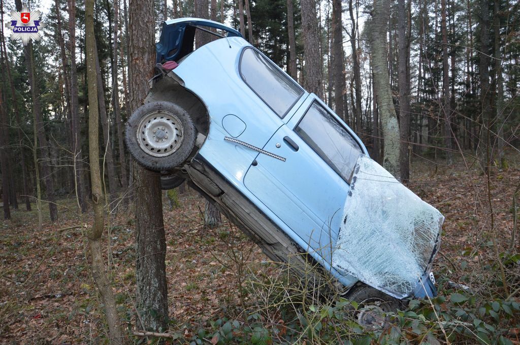 86-latka zawisła autem na drzewie. Sprawę bada policja 