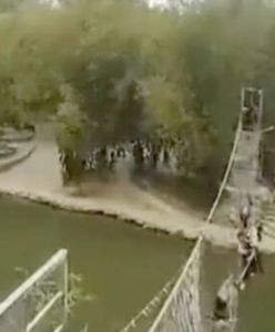 Pod turystami zawalił się most. Opublikowano wideo ku przestrodze
