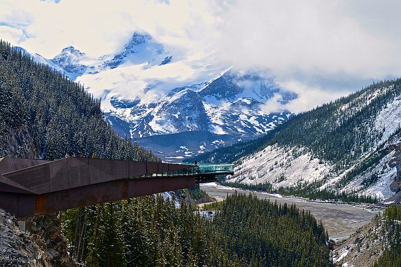Z kanadyjskiego Glacier Skywalk widać Góry Skaliste 
