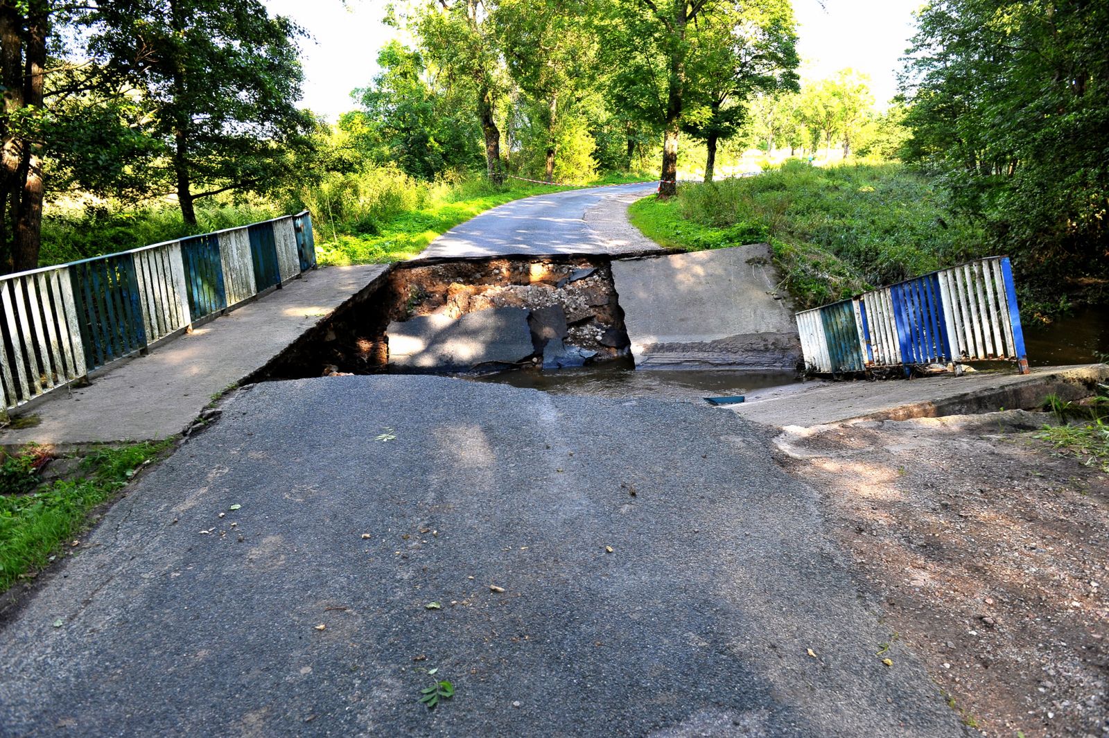 Zerwany most w miejscowości Popielewko. 