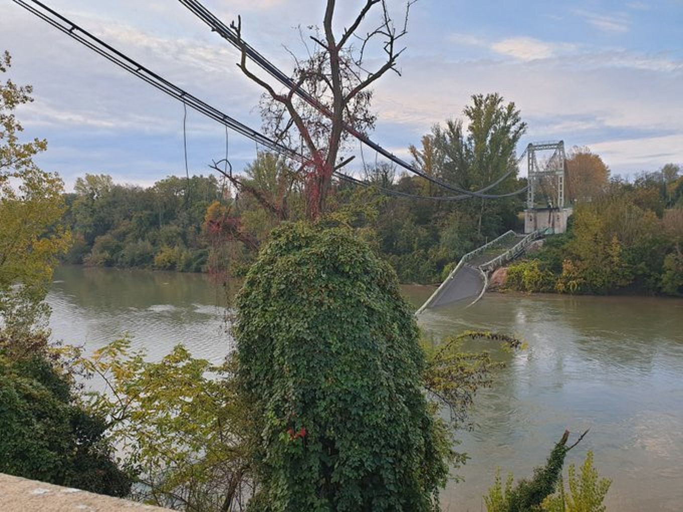 Francja. Zawalił się most nad rzeką Tarn. Nie żyje 15-latka