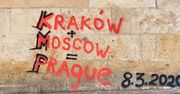 Zdewastowali Most Karola. Zostawili na nim wielki napis
