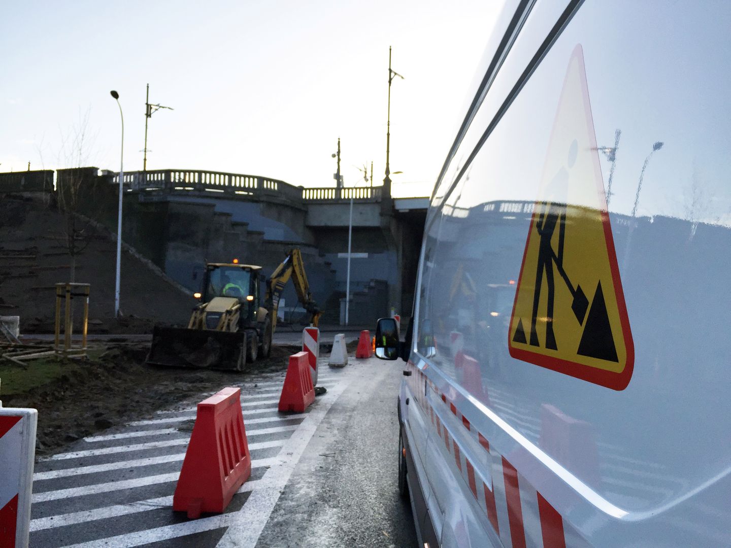 Warszawa. Prace remontowe przy wjeździe na most Poniatowskiego