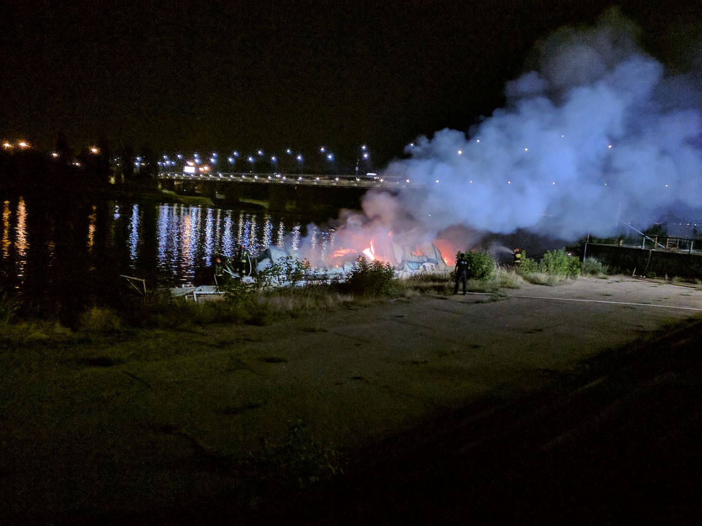 Pożar barki przy Moście Łazienkowskim. Straszyła od zimy